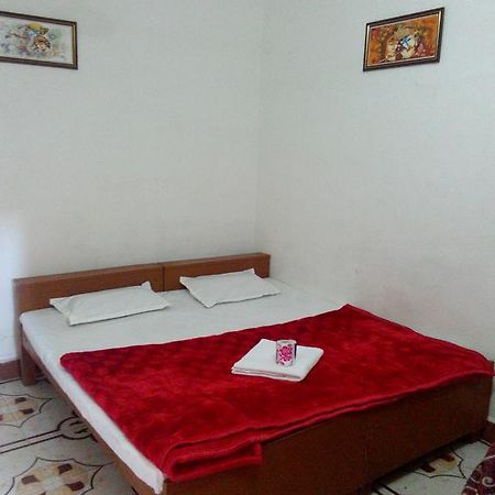 Temple View Guest House Орча Екстериор снимка