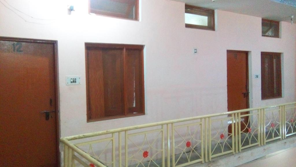 Temple View Guest House Орча Екстериор снимка
